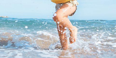 夏天来了,周末忍不住跳进泳池里消暑放松的你,是不是发现戏水后耳朵开始感到胀痛?这可能是因为戏水引起的「游泳耳」。今天就让这篇文章带你认识一下什么是游泳耳吧。