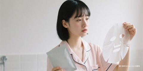 面膜被视为保养中快速见效的单品,能补水、舒缓甚至美白。然而,若使用方式不当,不但无法达到预期效果,还可能破坏皮肤的 油水平衡,造成干燥、出油甚至敏感。正确理解面膜的作用原理与使用方法,是确保护肤效果的关键。