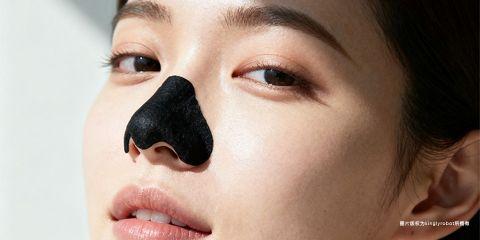 黑头贴(Pore Strips)是市面上常见的清洁产品,主要用于鼻翼、额头和下巴等黑头粉刺集中部位。许多人喜欢它「一撕就干净」的视觉效果,认为能快速解决草莓鼻问题。然而,黑头贴是否真正有效,是否适合长期使用,仍存在争议。本文将全面剖析黑头贴的作用机制、优点与风险,帮助读者正确认识这项产品。