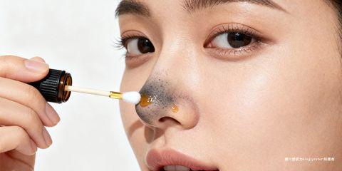 随着天然护肤概念盛行,精油被许多人视为解决黑头粉刺的潜在方法。市面上常见的茶树油、薰衣草油、迷迭香油等,都被标榜具有控油、抗菌或净化毛孔的功效。然而,精油是否真的能有效改善黑头?其安全性与科学依据如何?本文将从皮肤学角度深入剖析精油与黑头的关系。