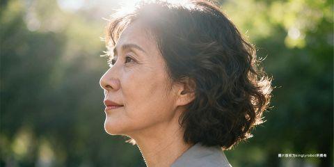 细纹是肌肤老化的早期信号,常出现在眼周、嘴角与额头。对于保养新手来说,发现脸上第一条细纹往往带来焦虑,但其实细纹并不可怕,只要掌握正确护理方法,完全可以延缓甚至淡化。本文将以专业角度解析细纹的成因,并提供新手必看的保养指南。