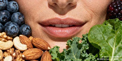 细纹的形成不仅来自自然老化,还受到环境因素、紫外线及生活习惯的影响。其中,自由基(Free Radicals)被认为是导致皮肤老化的重要推手。自由基会破坏胶原蛋白与弹力纤维,使皮肤失去弹性并加速细纹生成。除了外用保养与防晒,饮食中的 抗氧化食物 也能成为保护肌肤的重要力量。